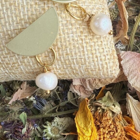 Alquimia Jewelry - Bold gold and big freshwater pearl statement earrings